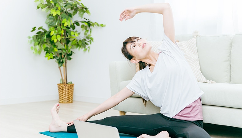 ヨガをしている女性